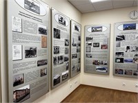 Алюминиевая композитная панель с полноцветной интерьерной печатью, багетной рамкой Нельсон (золото) и дистанционными держателями 02